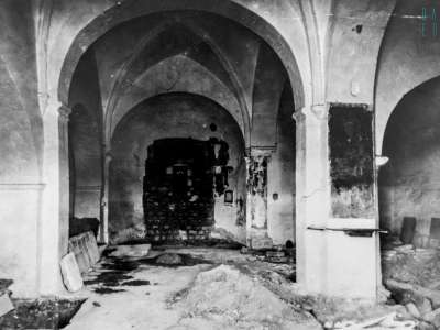 Durante la Seconda Guerra Mondiale nella chiesa alloggiarono i soldati alleati che commisero diversi scempi. E con i successivi restauri di fine anni 50 si decise di abbattere un edificio che sorgeva accorpato alla navata sinistra
